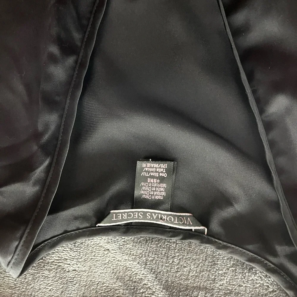 VS Robe - Picture 6 of 6